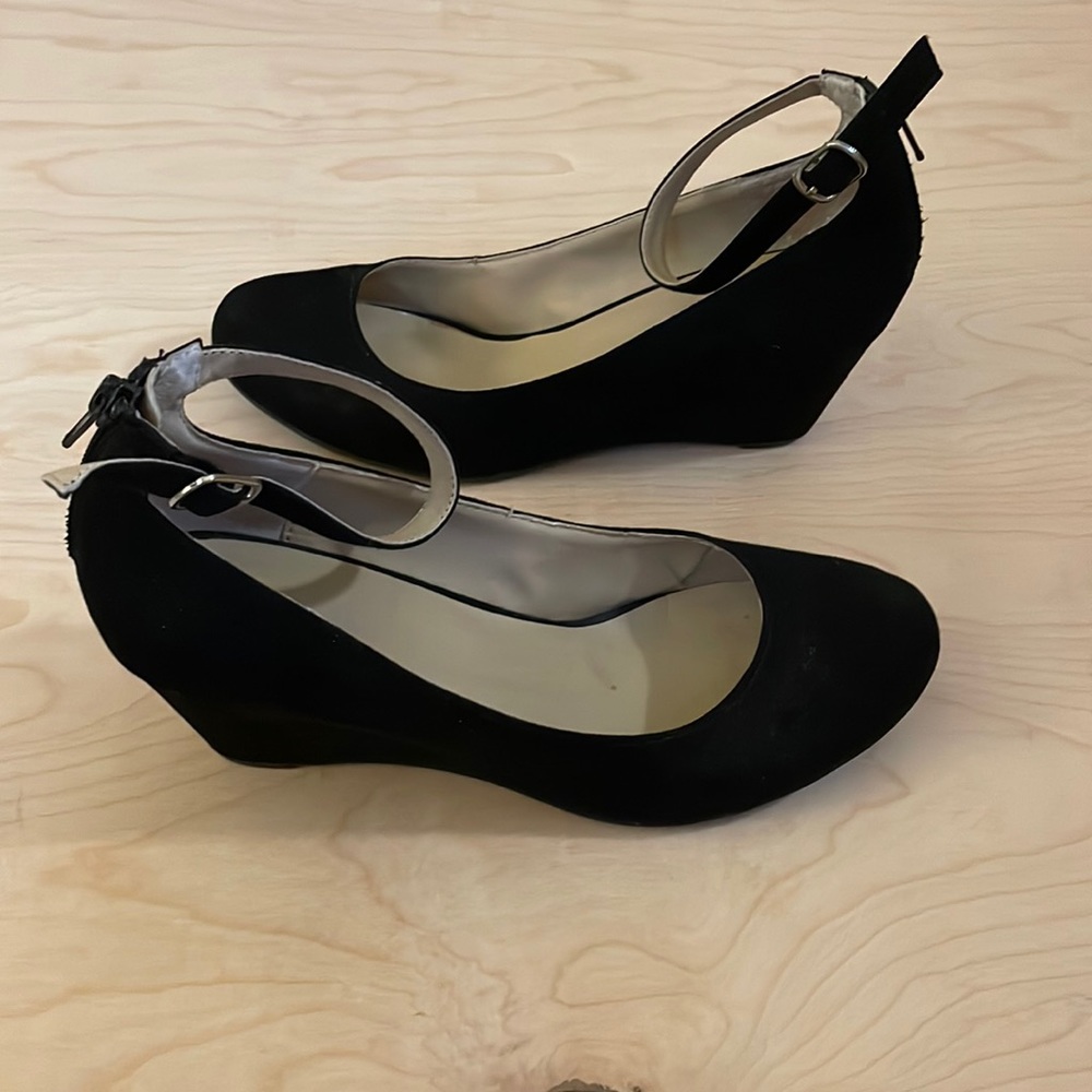 Black wedge heels